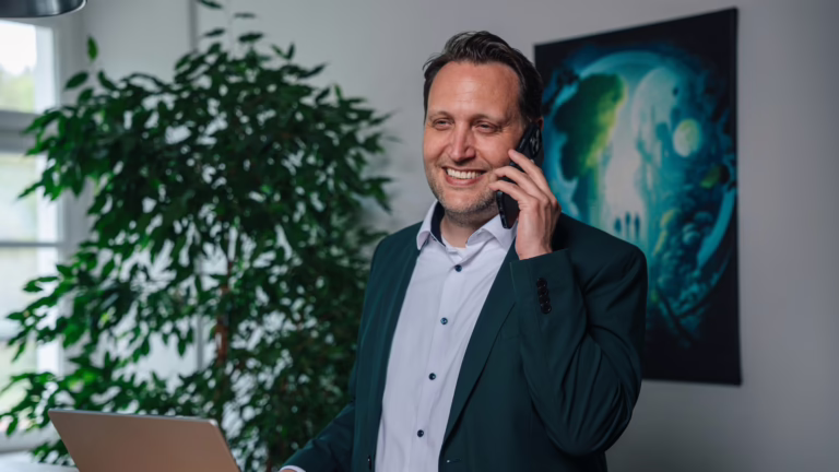 Kai Keune telefoniert in einem Büro.