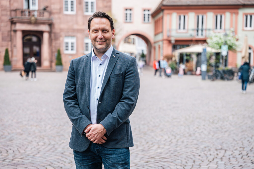 Kai Keune steht auf dem Marktplatz in Ettlingen